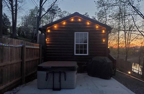 Dandridge Cabina | Beautiful Tiny Home log cabin on the lake - Perfect for a couples getaway!