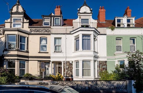 Llandudno Apartamento | Beautiful top floor Apartment close to the beach and outdoor pool!