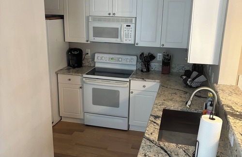 Northeast Raleigh Casa | Beautiful townhome on golf course, near downtown and hospitals