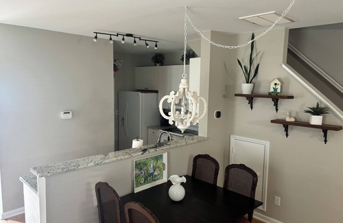 Northeast Raleigh Casa | Beautiful townhome on golf course, near downtown and hospitals