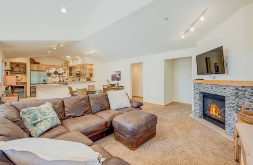 Crystal Bay Casa | Beautiful townhome w/ lakeview, fireplace, mountain view, grill, & washer/dryer