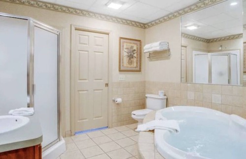 Lake Harmony Complejo | Beautiful two bedroom apartment with jacuzzi surrounded by Pocono Mountains