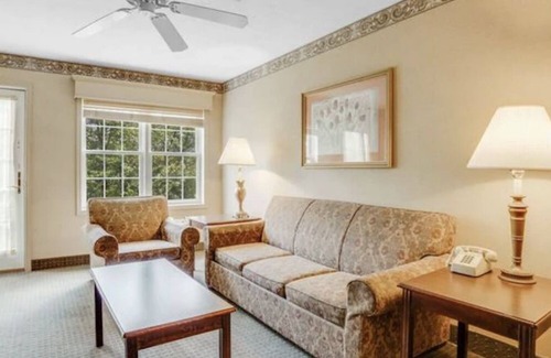 Lake Harmony Complejo | Beautiful two bedroom apartment with jacuzzi surrounded by Pocono Mountains