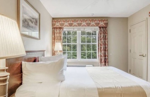 Lake Harmony Complejo | Beautiful two bedroom apartment with jacuzzi surrounded by Pocono Mountains