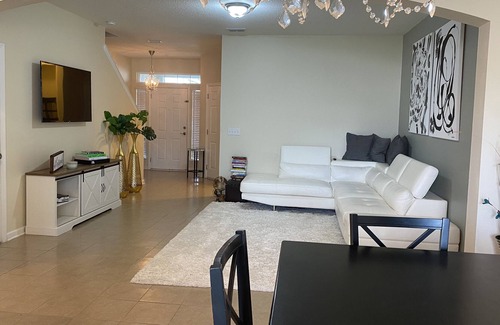 OakLeaf Plantation Casa | Beautiful Two Bedroom Townhome with free parking & wifi