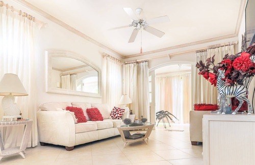 Mount Standfast Apartamento | Beautiful Two Bedroom Apartment with Garden Views