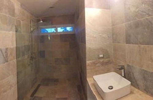 Higuey Condominio | Hermoso condominio de dos dormitorios 5 minutos andando a la playa de Bavaro