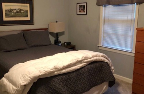 Evans Cama Y Desayuno | Hermosa casa clásica de ladrillo de dos pisos.