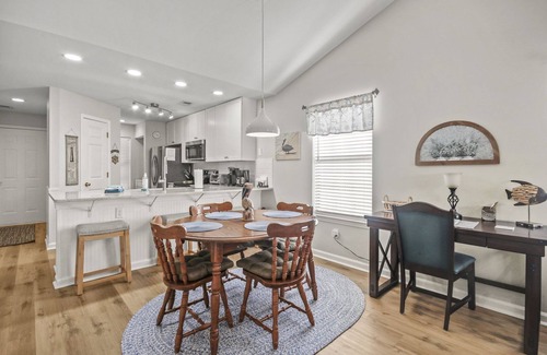 Pawleys Island Condominio | Condominio con vista al campo de golf, junto a la piscina, a minutos de la playa