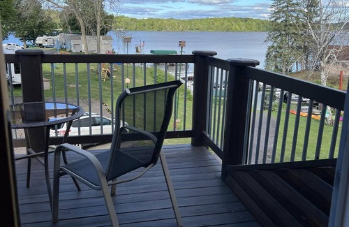 Hayward Apartamento | Beautiful Upper Suite on Nelson Lake with Balcony & Lakeviews!