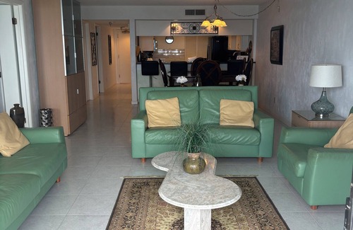 Bridgeport Heights Condominio | Beautiful two bedroom condo