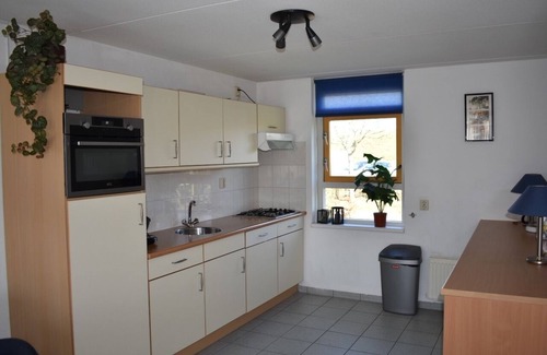 Medemblik Casa | La casa se encuentra en el agua con muelle propio para un barco