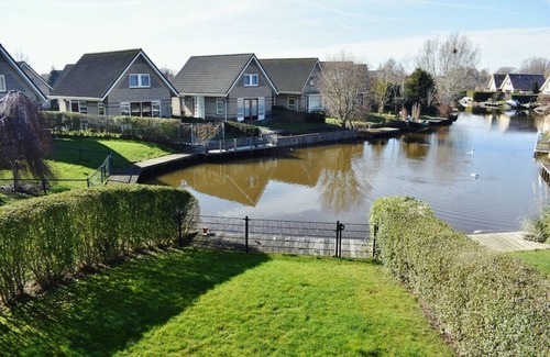 Medemblik Casa | La casa se encuentra en el agua con muelle propio para un barco