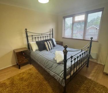 Bracknell Casa | Beautiful very large double bedroom