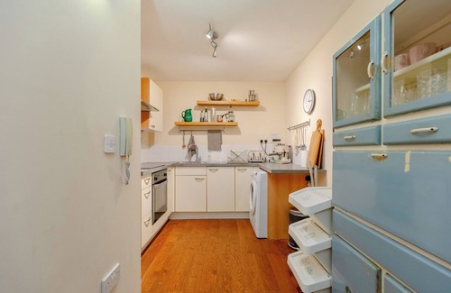 Hackney Central Casa | Beautiful & Vibrant 2BD Home w/ Balcony - Hackney!