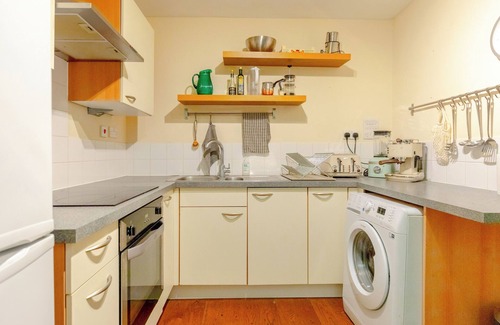 Hackney Central Casa | Beautiful & Vibrant 2BD Home w/ Balcony - Hackney!