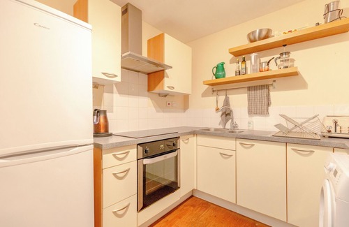 Hackney Central Casa | Beautiful & Vibrant 2BD Home w/ Balcony - Hackney!