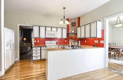 Deadwood Cabina | Beautiful Victorian Property On Lead, SD Main Street w/ View From Front Patio