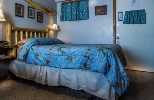 Rice Lake Cabina | Beautiful view of the lake from Room 2 called - Songbird Nest - Curriers Lakeview Lodge