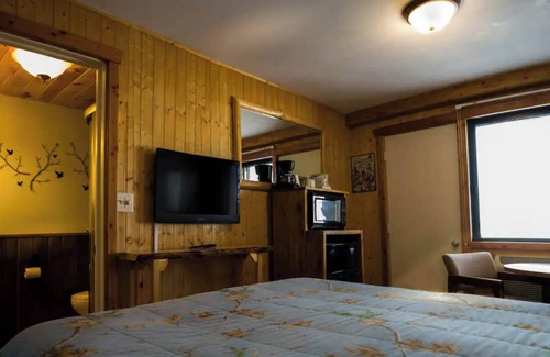 Rice Lake Cabina | Beautiful view of the lake from Room 2 called - Songbird Nest - Curriers Lakeview Lodge