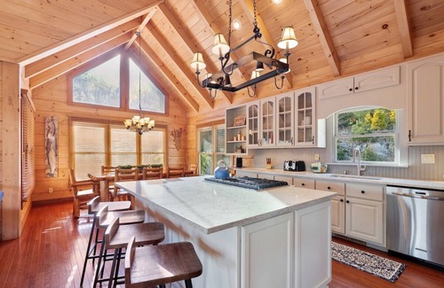 Cherry Log Cabina | Beautiful Views ~ Hot Tub & Fire Pit Entertainment Area ~ Game Room