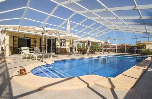 Arboleas Villa | Hermosa villa de lujo, 3 camas, 3 baños, piscina privada cerrada sin moscas, en la ciudad