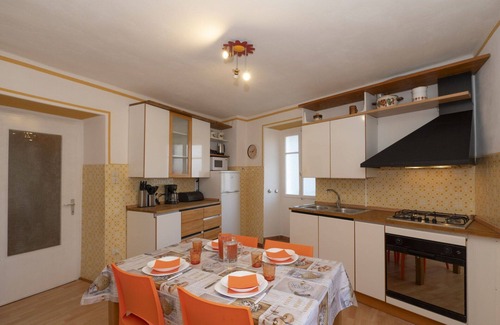 Comero Casa | Preciosa casa de vacaciones con WIFI, TV, balcón, mascotas permitida y aparcamiento