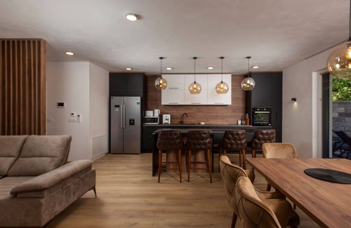 Sucici Casa | Maravillosa casa de vacaciones con A/C, jacuzzi, WIFI, piscina privada, TV, terraza y aparcamiento