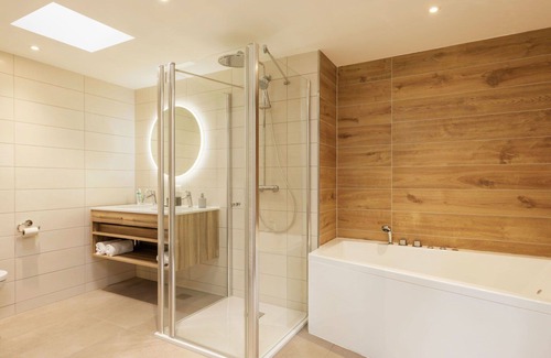 Bispingen Casa | Preciosa casa de vacaciones para 6 personas con jacuzzi, WIFI, piscina, TV, terraza y aparcamiento