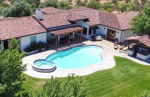 Paso Robles Villa | Beautiful villa in Paso Robles Wine Country with Swimming Pool and Hot Tub