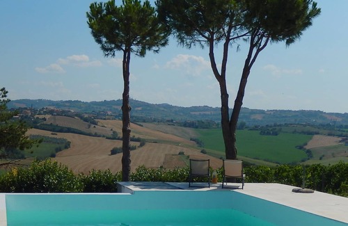 San Giovanni In Marignano Villa | Hermosa villa con vistas al mar en las colinas de Cattolica. Gran piscina privada.