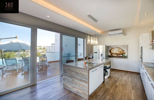 Santa Maria Estate Casa | Beautiful villa with views, indoor/outdoor Pool !