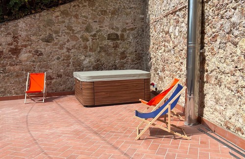 El Coll Villa | Beautiful Villa With Jacuzzi and Garden in City of Barcelona