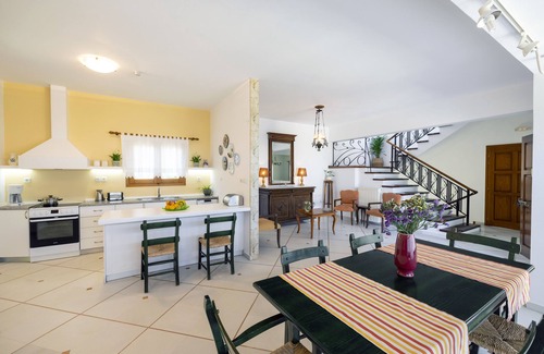 Prines Villa | Hermosa villa con jardín y gran piscina, piscina infantil separada