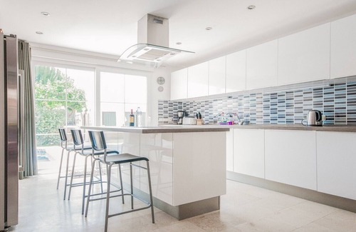 Urbanizacion Costabella Villa | HERMOSA VILLA CON PISCINA PRIVADA, JARDÍN CERCA DE LA PLAYA, PISCINA CLIMATIZADA