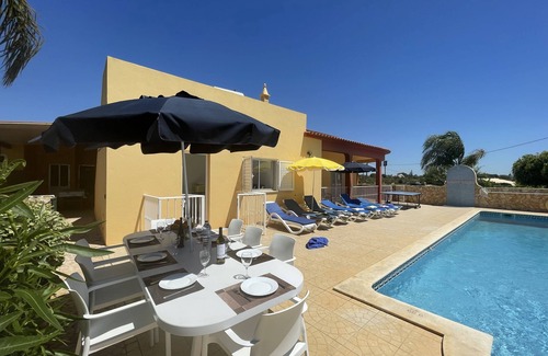 Albufeira Villa | Hermosa Villa, Perfectamente Ubicada con Ambiente Relajante. 4 Dormitorios, 4 Baños, Gran Piscina Fen.