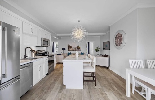 Queens Square Condominio | Beautiful Waterfront 2 Bdrm Condo Downtown Ch'town