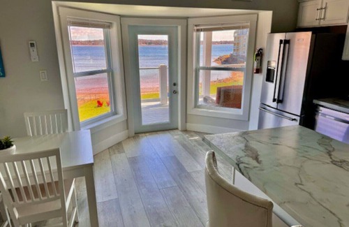 Queens Square Condominio | Beautiful Waterfront 2 Bdrm Condo Downtown Ch'town