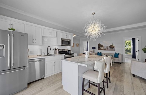 Queens Square Condominio | Beautiful Waterfront 2 Bdrm Condo Downtown Ch'town