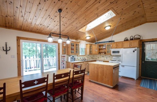 Bracebridge Cabaña | Beautiful Waterfront cottage at Bird Lake, Muskoka, with long water line