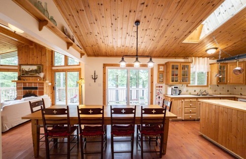 Bracebridge Cabaña | Beautiful Waterfront cottage at Bird Lake, Muskoka, with long water line