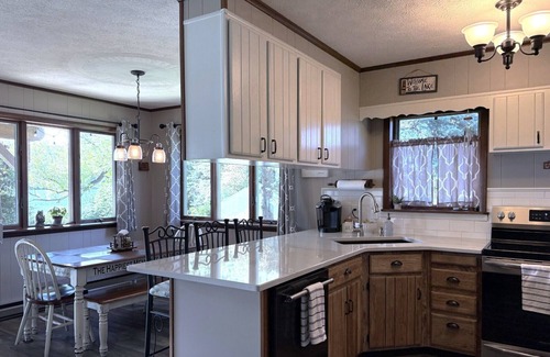 Penn Yan Cabaña | Beautiful waterfront cottage with dock and fire pit