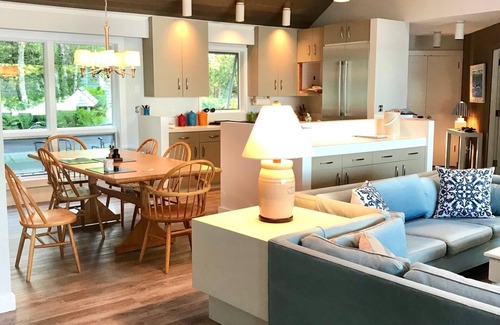 Petoskey Cabaña | Beautiful waterfront cottage on the West Arm with fabulous sunsets.