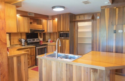 Gautier Cabina | BEAUTIFUL WATERFRONT . GNAT SCREENED BOATHOUSE AND AJOINING COVERED BOAT SLIPS