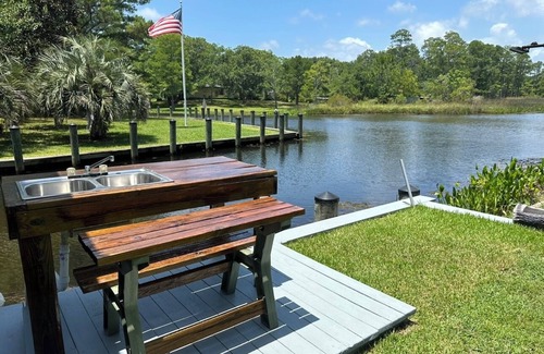 Gautier Cabina | BEAUTIFUL WATERFRONT . GNAT SCREENED BOATHOUSE AND AJOINING COVERED BOAT SLIPS