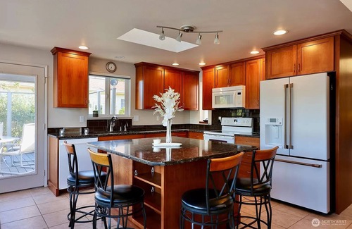 La Conner Casa | Beautiful Waterfront home right on the Swinomish Channel