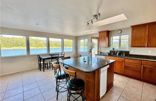 La Conner Casa | Beautiful Waterfront home right on the Swinomish Channel