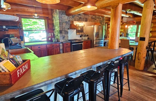 Rockwood Cabina | Beautiful Waterfront Log Cabin on Lake Brassua