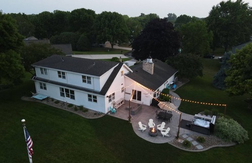 Oshkosh Casa | Beautiful Waterfront Retreat- Perfect for EAA AirVenture!