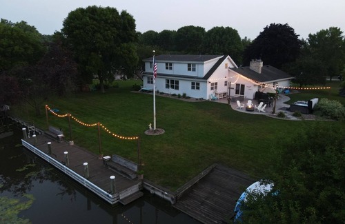 Oshkosh Casa | Beautiful Waterfront Retreat- Perfect for EAA AirVenture!